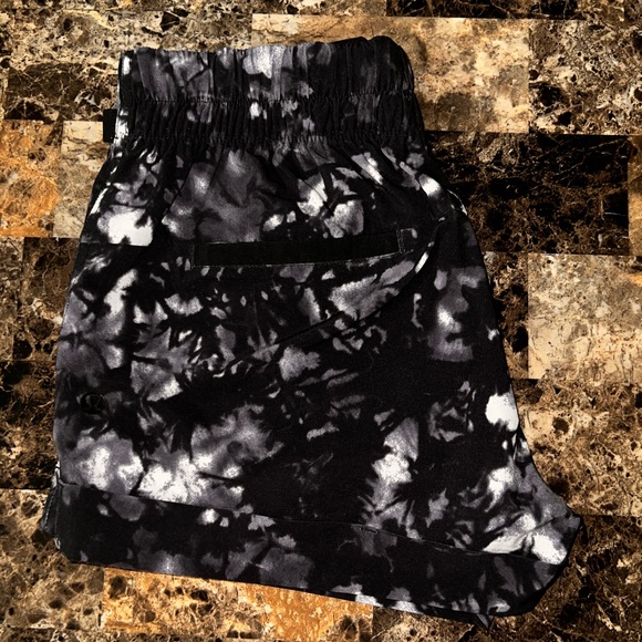 LULULEMON SPRING BREAK AWAY 3” SHORT WHITE & BLACK SIZE 6 WAIST 13.5” EUC - Picture 3 of 8